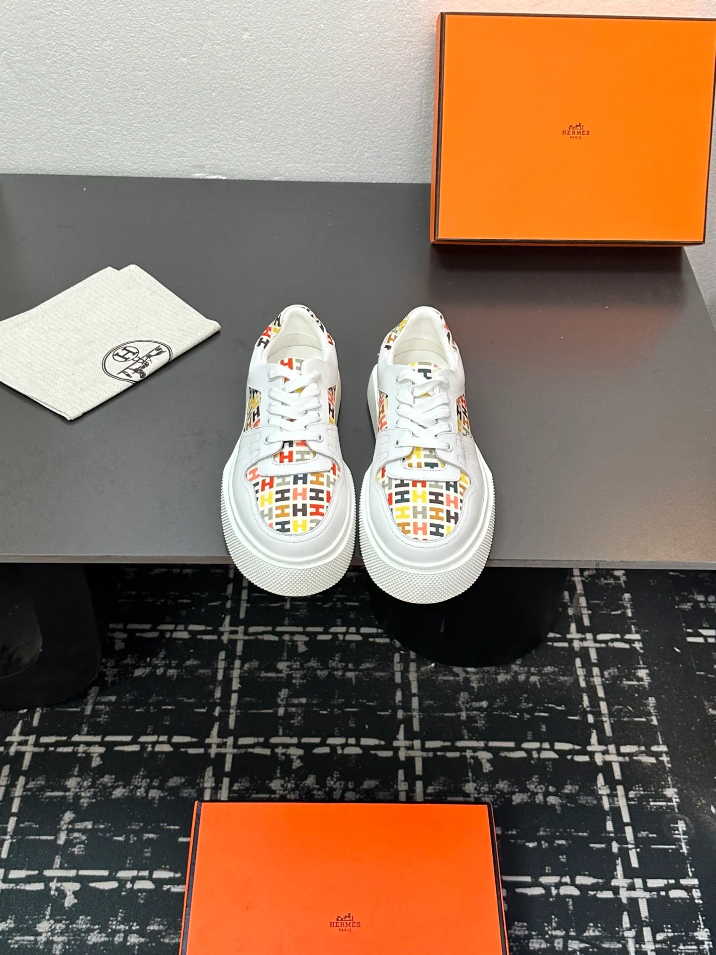 p700💰Men's shoes ❤️❤️Hermes top version# Hermès deep series couple's small white shoes casual skateboard shoes Stylish graphic design to create retro style Upper: cowhide material Lining: sheepskin lining Outsole: TPU outsole Size: 38-45